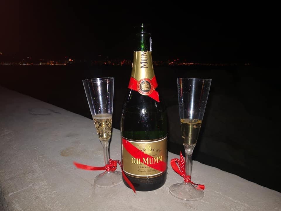 Romantic Naples by Night by Vintage Yacht + Dinner 3hrs